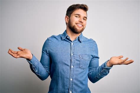 Joven Guapo Rubio Con Barba Y Ojos Azules Vistiendo Camisa Vaquera