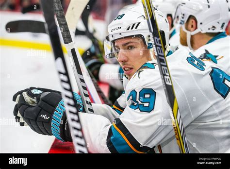 Les Sharks De San Jose Logan Couture Centre 39 Au Cours De La Partie