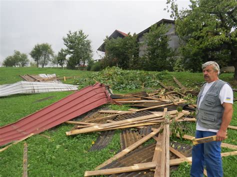 Veter Odkrival Strehe In Ruval Drevesa