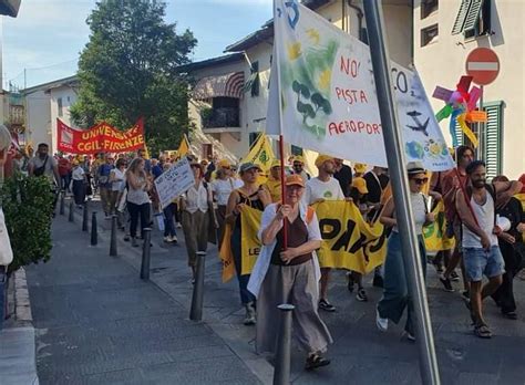 Corteo Contro La Nuova Pista Dell Aeroporto Di Firenze In Mille Al