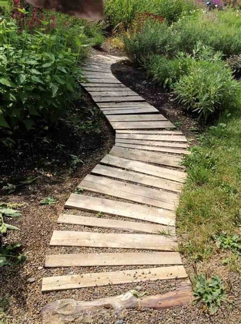 Diy So Einfach K Nnen Sie Einen Gartenweg Aus Holz Anlegen