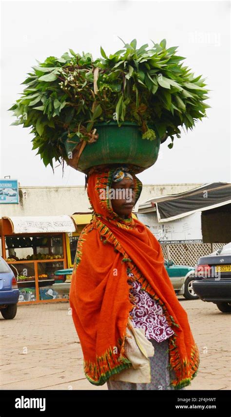 African Women Carrying Baskets On Head Hi Res Stock Photography And