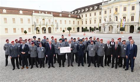 Symbolische Scheck Bergabe An Den Volksbund Deutsche