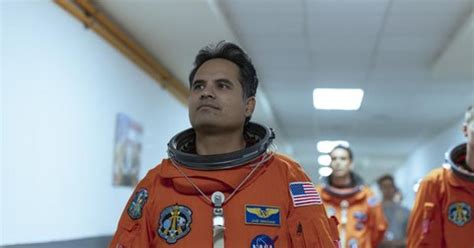 A Million Miles Away Trailer zeigt Michael Peña als Astronaut