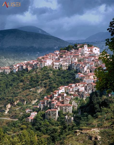 Uno Dei Borghi Più Suggestivi Della Basilicata Inserito In Un Paesaggio