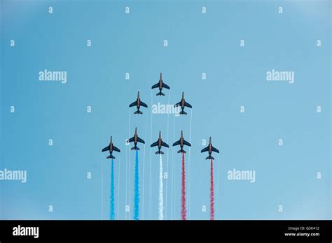 Red arrow formation hi-res stock photography and images - Alamy