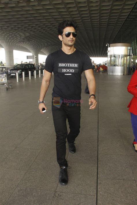 Sushant Singh Rajput Snapped At Airport On 22nd Oct 2016 Sushant