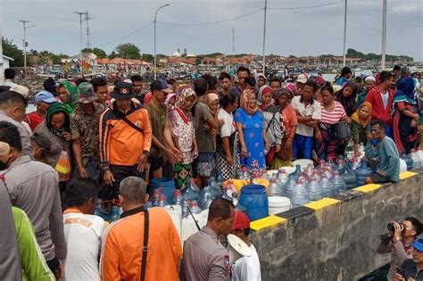 Bpbd Probolinggo Distribusikan Liter Air Bersih Di Pulau Gili