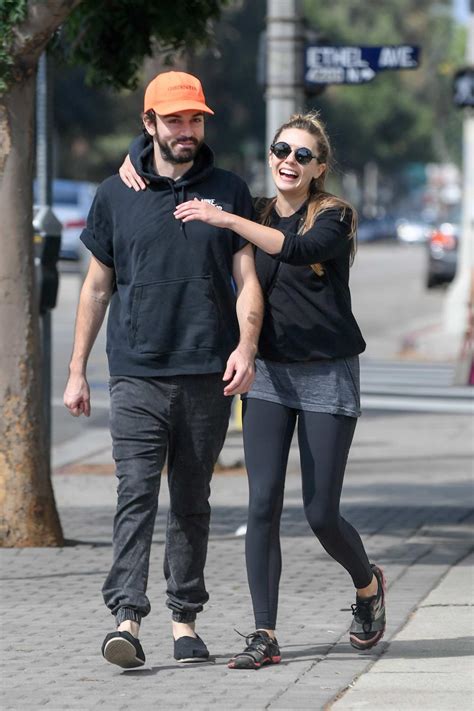 Elizabeth Olsen packs on some PDA with her musician boyfriend Robbie ...