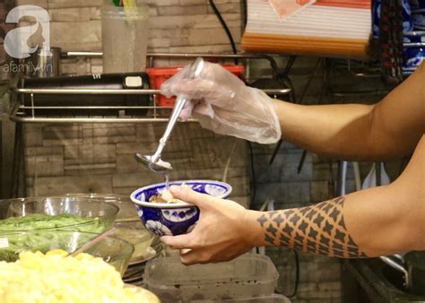 Hot boy 8x bán chè miền Tây ở Sài Gòn đắt khách như tôm tươi không ngại công khai giới tính