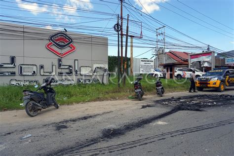 BENTROK DUA KELOMPOK MASYARAKAT DI SORONG ANTARA Foto