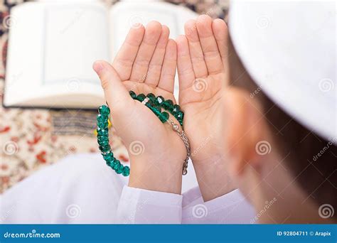 Petit Enfant De Musulmans Faisant Le Duaa Dans Ramadan Image Stock