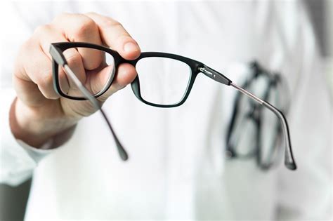 Bifocals vs. Progressive Eyeglass Lenses - What's The Difference - ReplaceALens