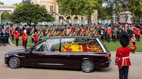 El féretro de la reina Isabel II llega al castillo de Windsor 24horas