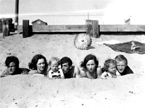 Marilyn Monroe On The Beach With Her Mother In 1929 - Flashbak