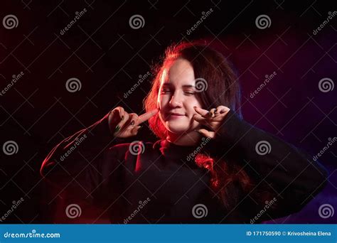 Retrato De Uma Adolescente Gordinha Iluminado Pela Luz Vermelha E Fundo Preto Foto De Stock