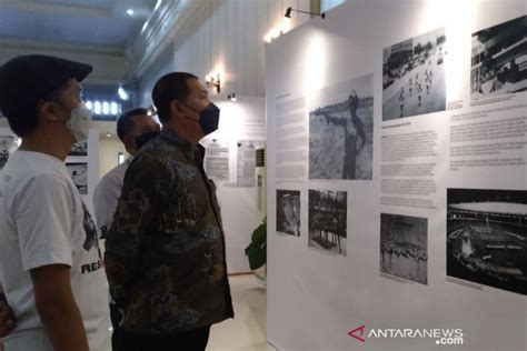 Antara Pamerkan 120 Foto Pon Di Monumen Pers Solo Antara News