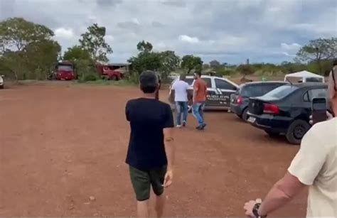 Vídeo Manifestantes bolsonaristas expulsam e hostilizam agentes da