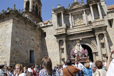 La Virgen De La Antigua Bendice A Hinojosa Con Su Presencia Gente De Paz