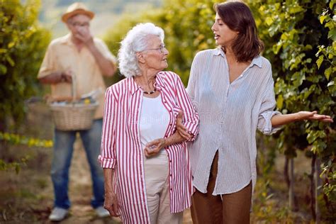 Vino Y Uvas Tradici N De La Familia Cosecha De Las Uvas Madre E Hija