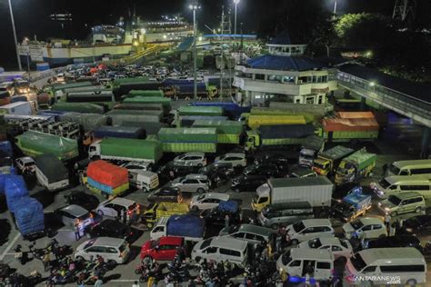 Suasana Pelabuhan Merak Jelang Larangan Mudik ANTARA News