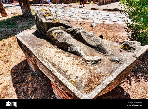 Scavi Archeologici Roma Tomba Romana Immagini E Fotografie Stock Ad