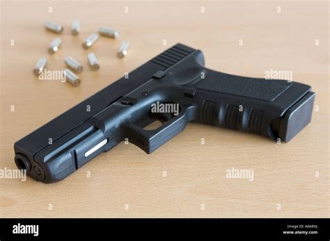 Una Pistola Autom Tica Glock Con Casquillos De Bala R Plica Pistola