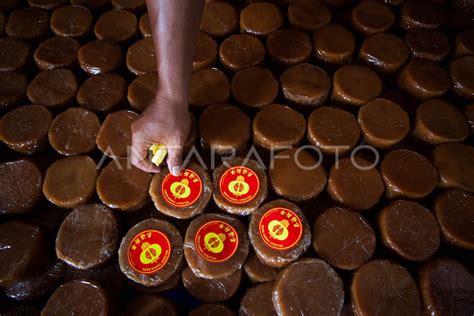 Produksi Kue Keranjang Jelang Imlek Antara Foto