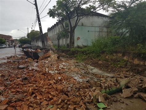 Muro De Escola P Blica Desaba E Destro Os Ficam Sobre Cal Ada Em