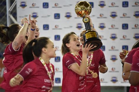 Melhores Do Mundo No Futsal Amandinha E Ferr O Colocam Santa Catarina