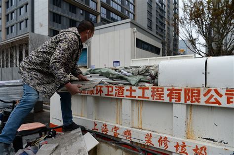 灵活解决建筑垃圾堆放 居民区使用箱式清运