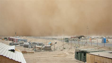 Una Tempesta Di Sabbia Ricopre L Iraq 4000 Persone In Ospedale