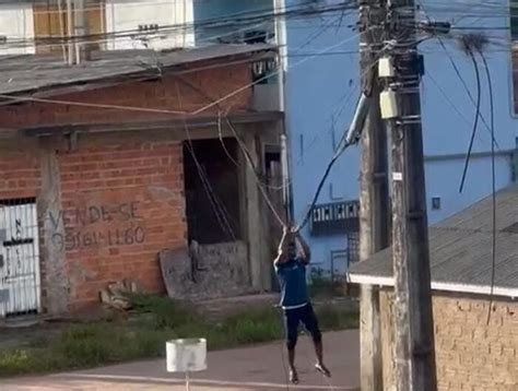 Homem é flagrado escalando poste para retirar cabos em Macapá