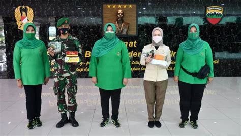 Persit KCK PD I Bukit Barisan Bagikan Masker Dan Beri Motivasi Kerja