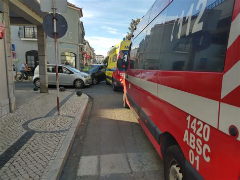 Ambulância dos Bombeiros de Almeirim envolvida em acidente Jornal O