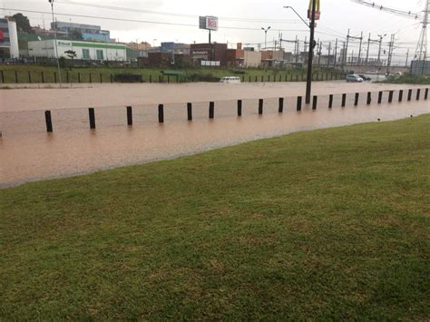 Chuva forte transborda córrego e interdita avenida em Várzea Paulista