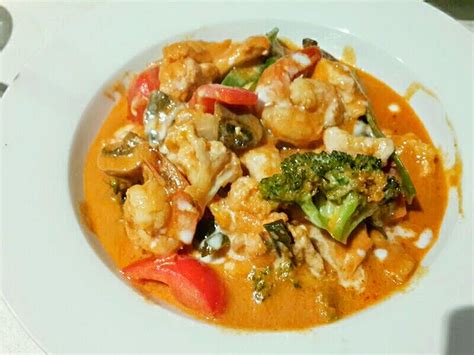 The Hungry Foodtech Thai Red Curry With Chicken And Prawns