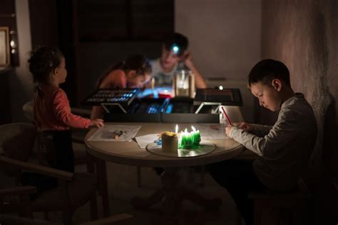 Familia pasando tiempo juntos durante una crisis energética en europa