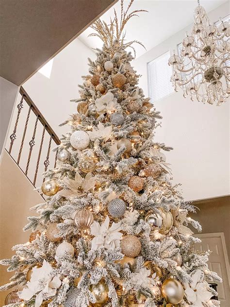 Elegant White and Gold Christmas Tree Decorations