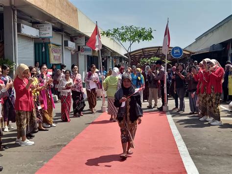 Puluhan Buruh Gendong Ikut Fashion Show Percaya Diri Melangkah Di Red