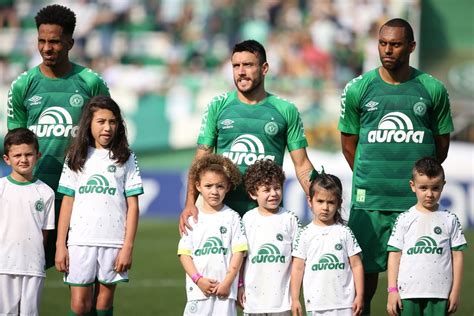 Alan Ruschel Encabe A Lista E Chape Tem Contratos Encerrados No Fim