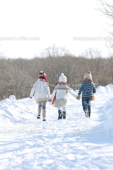 雪道を歩く子供たちの後姿の写真素材 124205648 イメージマート