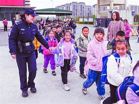 站好“护学岗”