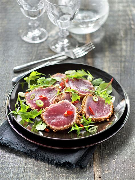 Tataki De Thon En Croute De Graines Salade Aux Herbes Tuna Tataki