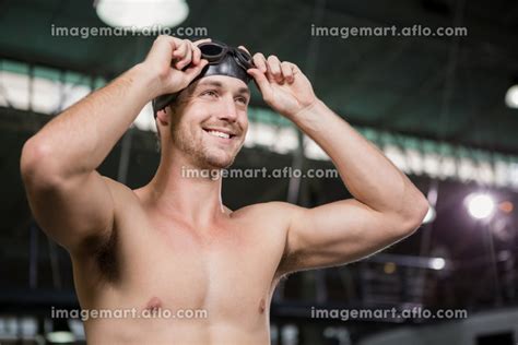 Swimmer wearing swimming goggles and capの写真素材 110474002 イメージマート