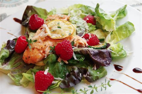 Salmon Raspberry Power Salad #superfood #berries #salmon #omega3 ...