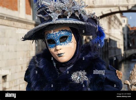 Mujer Vestida Con Un Traje Tradicional Decorado Con Sombrero Y Máscara