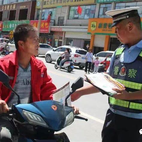 靖边交警持续开展骑乘摩托车、电动自行车不佩戴头盔违法行为整治宣传行动市民电动车戴上太