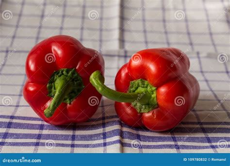 Pimenta De Sino Crua Do Alimento Pimenta De Bell Vermelha No Fundo