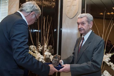 Vo veku 85 rokov zomrel teatrológ Ladislav Lajcha - SME